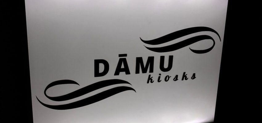 Gaismas kastes ar LED apgaismojumu