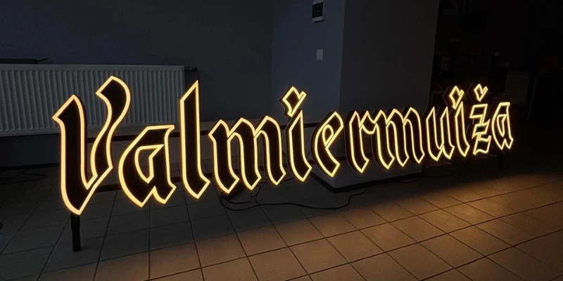Gaismas reklāma: kā izvēlēties efektīvāko risinājumu savam uzņēmumam?